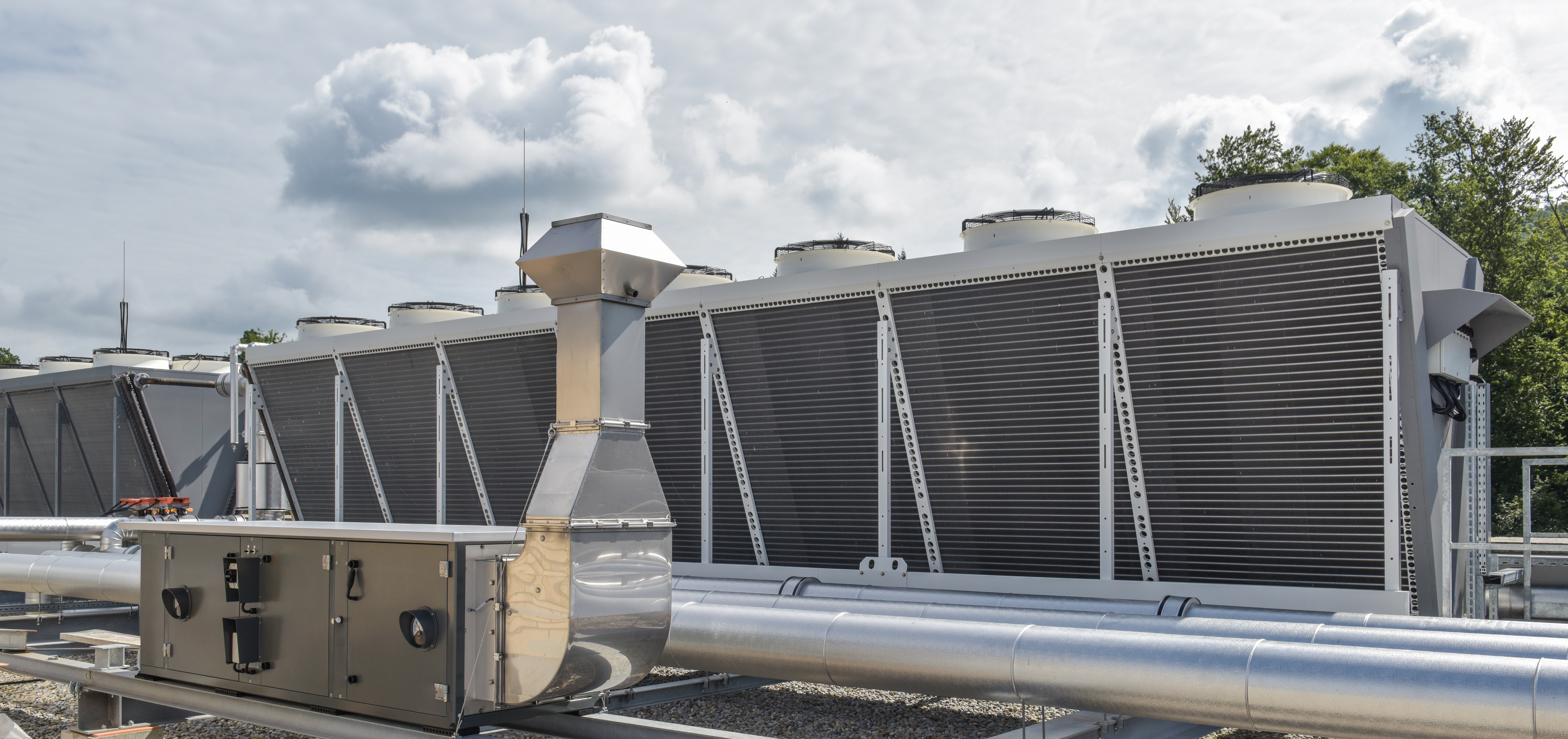Industrielle Verdunstungskühlanlage auf einem Firmendach